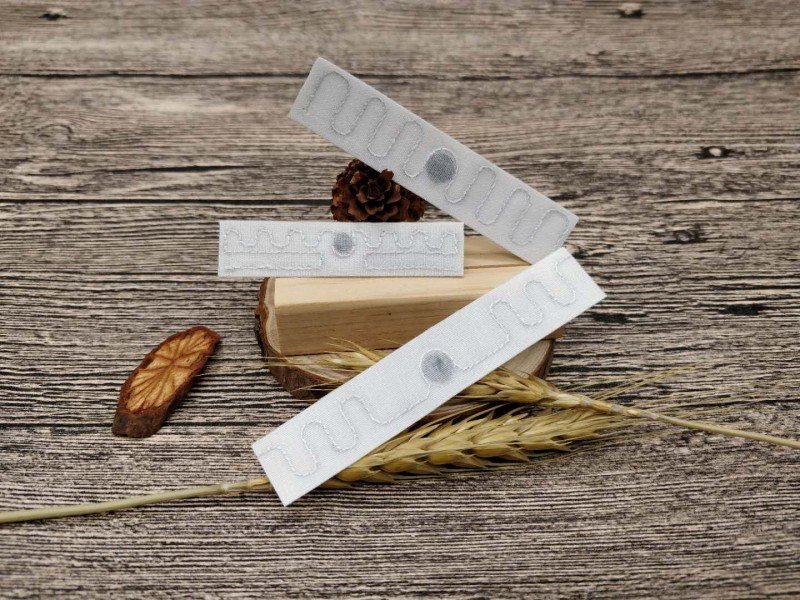 O que é uma etiqueta RFID têxtil selada a quente para lavanderia?